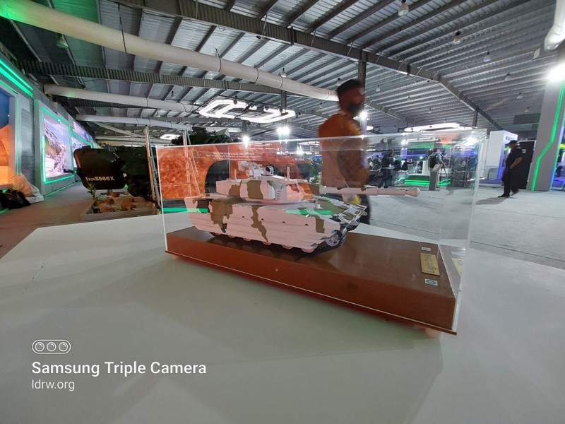 Với trọng lượng 25 tấn và có khả năng bơi tương đối tốt, chiếc xe tăng hạng nhẹ này đủ sức vượt qua những ngọn núi dốc, băng qua sông cũng như các chướng ngại nước dễ dàng hơn nhiều so với xe tăng chủ lực T-72 và T-90 đang phục vụ trong biên chế Lục quân Ấn Độ.