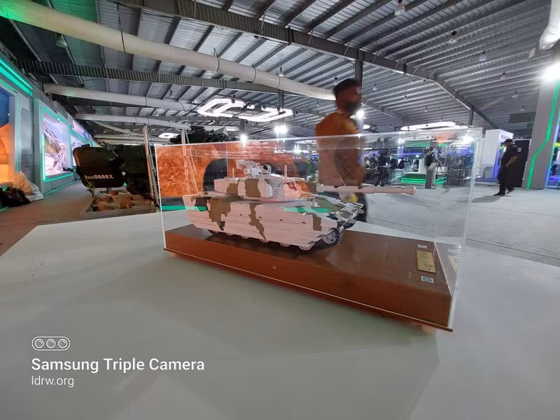 Với trọng lượng 25 tấn và có khả năng bơi tương đối tốt, chiếc xe tăng hạng nhẹ này đủ sức vượt qua những ngọn núi dốc, băng qua sông cũng như các chướng ngại nước dễ dàng hơn nhiều so với xe tăng chủ lực T-72 và T-90 đang phục vụ trong biên chế Lục quân Ấn Độ.