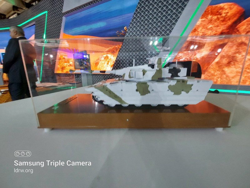 Hiện tại chưa rõ khung gầm của xe tăng hạng nhẹ Zorawar được Ấn Độ lấy từ đâu, nhưng trước đó có tin New Delhi đang nghiêng về phương án dùng thân pháo tự hành K9 hay xe chiến đấu bộ binh K21 của Hàn Quốc.