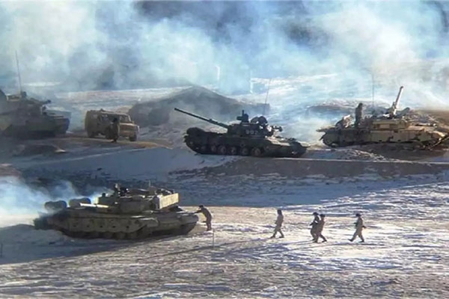 Ở địa hình đồi núi, xe tăng hạng nhẹ ZTQ-15 của Trung Quốc có thể di chuyển trên quãng đường dài mà không gặp bất cứ trở ngại nào, trong khi lực lượng thiết giáp Ấn Độ gặp khó khăn khi di chuyển T-72M của họ qua các sườn đèo ở độ cao 5.000 mét so với mực nước biển.