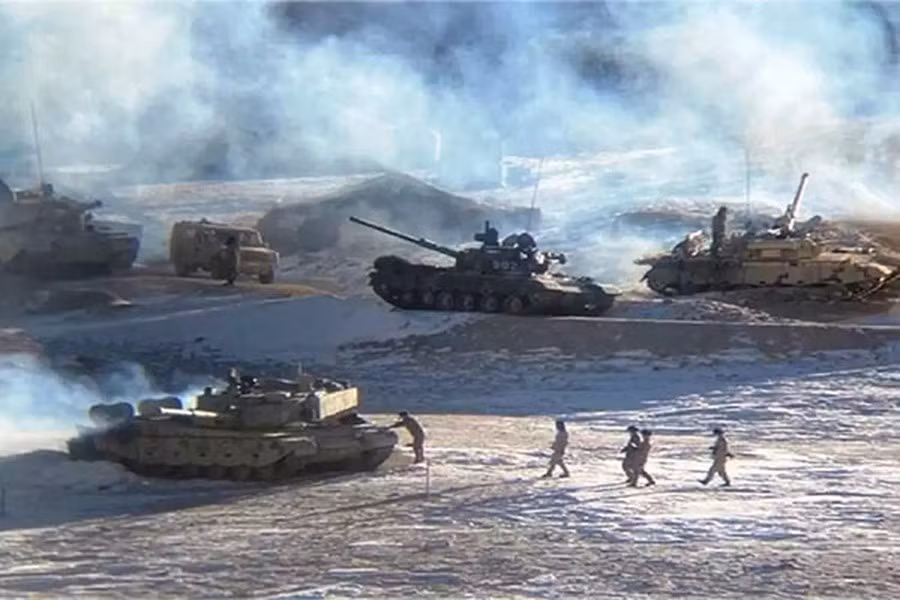 Ở địa hình đồi núi, xe tăng hạng nhẹ ZTQ-15 của Trung Quốc có thể di chuyển trên quãng đường dài mà không gặp bất cứ trở ngại nào, trong khi lực lượng thiết giáp Ấn Độ gặp khó khăn khi di chuyển T-72M của họ qua các sườn đèo ở độ cao 5.000 mét so với mực nước biển.