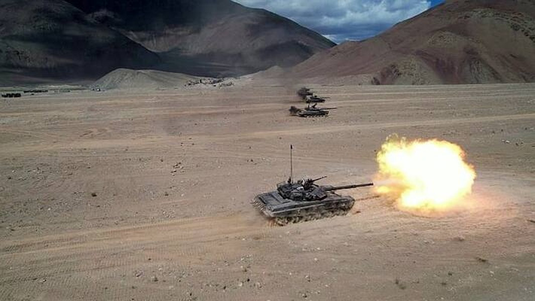 Theo đánh giá từ giới phân tích, tình hình cấp bách đến mức New Delhi có thể không chỉ chấp nhận đề nghị mua trực tiếp xe tăng Zorawar từ nhà sản xuất mà còn mở thêm dây chuyền thứ hai để tăng sản lượng, họ dự kiến sử dụng các công ty thuộc khu vực tư nhân.