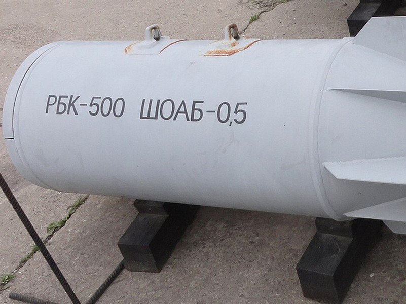 So sánh với pháo binh thì việc sử dụng bom hàng không mang lại hiệu quả cao hơn hẳn, thể hiện qua những trận đánh tại Avdiivka hay Charsiv Yars, khi bom lượn giải quyết những cụm cứ điểm mà pháo binh và xe tăng từng bất lực.