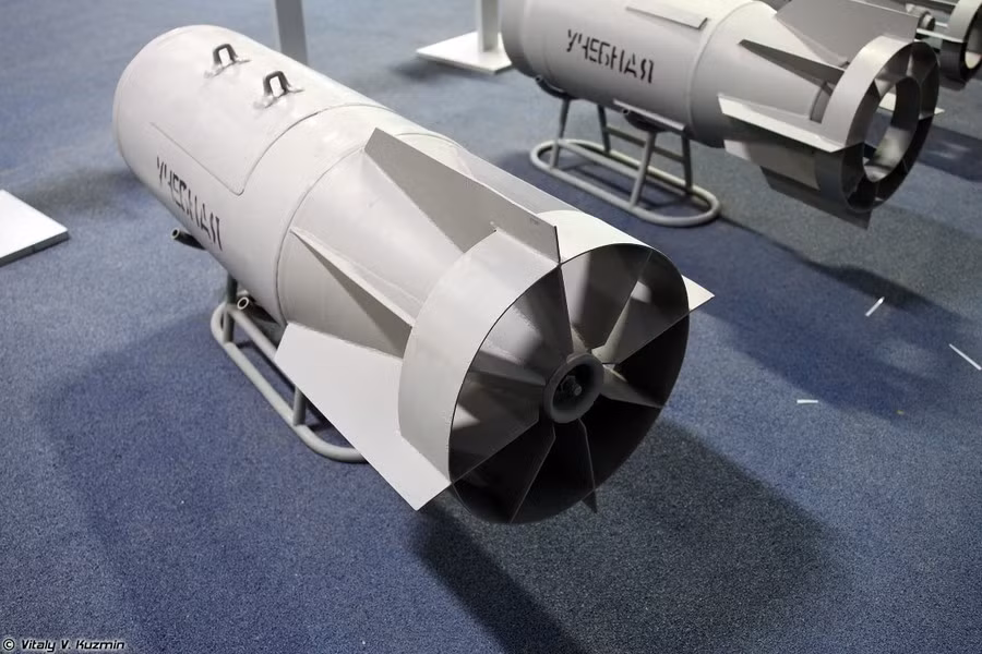 Ngoài ra một yếu tố quan trọng của chiến thuật là việc sử dụng hệ thống tác chiến điện tử (EW) để chế áp hệ thống phòng không đối phương, giúp thực hiện an toàn các phi vụ oanh kích.