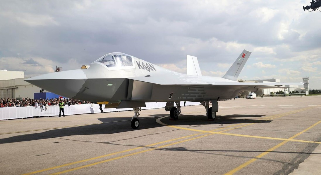 Mặc dù mẫu động cơ chính xác lắp cho máy bay khi sản xuất loạt vẫn chưa được quyết định, nhưng dự kiến sẽ là động cơ phản lực cánh quạt hiệu suất cao có khả năng cung cấp lực đẩy tốt giúp gia tăng hiệu suất chiến đấu.