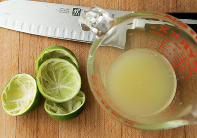 Kế đến, bạn vắt lấy nước của 4 quả chanh đã chuẩn bị. Thêm sữa chua và đường bột vào.
