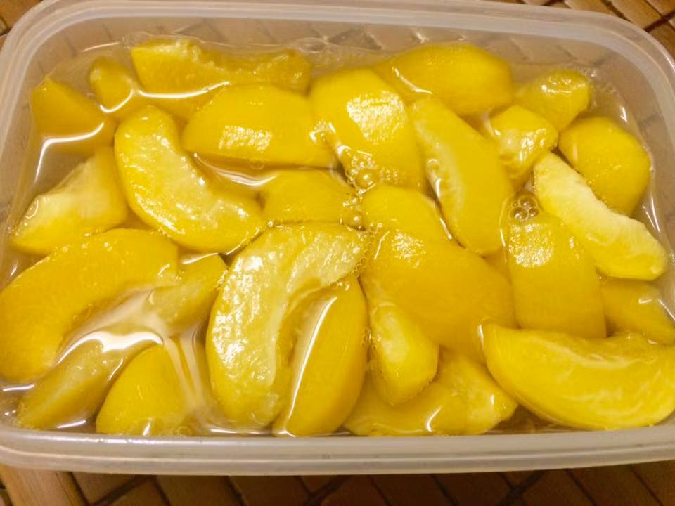 Bước 5. Nước đường để thật nguội, vắt 1 quả nước cốt chanh vào để trà có vị thanh, không bị gắt. Sau đó cho nước đường ngâm cùng đào, cho vào tủ lạnh 2-3 ngày sau là bạn đã có món nước đào ngâm để pha trà đào ngon tuyệt rồi.