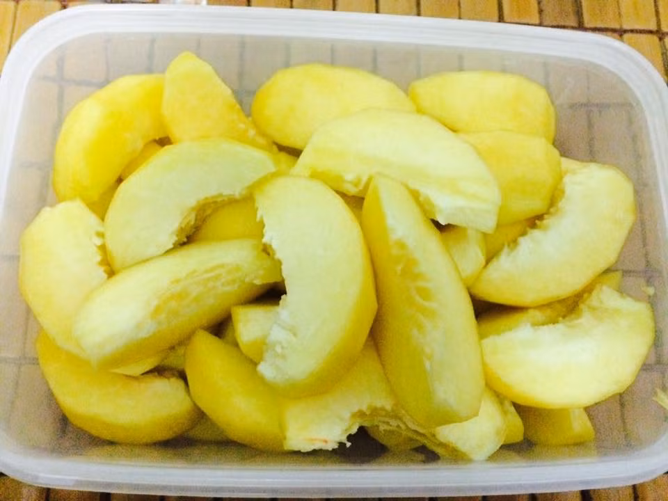 Bước 1: Đào rửa sạch, ngâm nước muối cho khử độc. Tách đào thành 4-6 miếng xong mới gọt vỏ cho đào đỡ nát. Ngâm đào đã gọt với khoảng 100gr đường, để 15 phút cho ngấm.