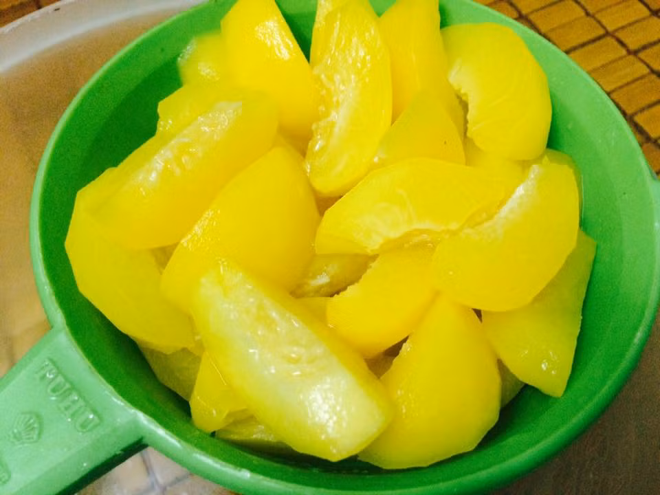 Sau đó vớt đào ra để ráo nước rồi cho vào tủ đông tầm 30 phút.