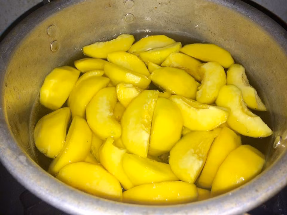 Bước 3: Khi nước đường sôi, cho đào đã ướp đường vào đun 5 phút cho tới khi miếng đào trong, không nên luộc lâu quá nếu không đào sẽ bị dừ nát.