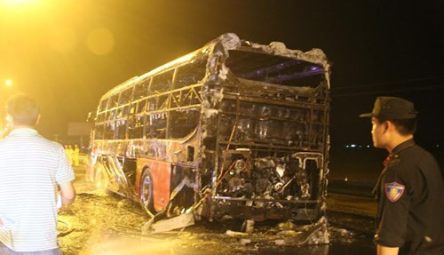 Chiếc xe cháy trơ khung. (Ảnh Tiền Phong)