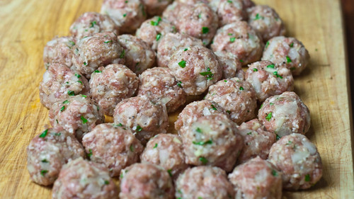 Với mọc thì bạn cho ra bát rồi thêm chút tiêu say cùng với hành tím trộn đều với mọc là được rồi. Vì mọc khi mua về người ta đã cho đầy đủ gia vị đậm đà rồi nên chúng mình không cần phải cho thêm bất cứ gia vị nào nữa. Nếu bạn không dùng mọc mà dùng giò sống thì bạn mới phải cho thêm chút gia vị đường muối sao cho vừa ăn thôi.