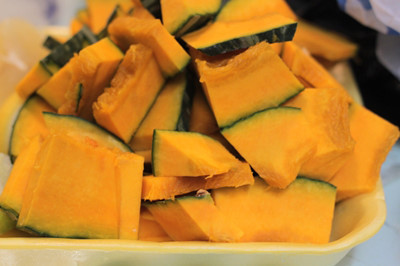 Với bí đỏ bạn dùng bí nhật thì để vỏ còn bí đỏ ta thì cần gọt vỏ cứng bên ngoài đi. Sau khi gọt vỏ bí xong thì bạn moi hột và rửa sạch rồi thái lát vừa ăn.