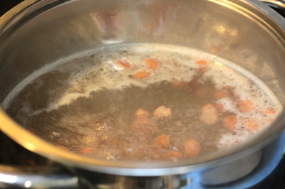 Trước tiên bạn lấy lạc tươi ra bóc vỏ cứng bên ngoài rồi cho vào nồi nấu chín với một chút nước lạnh. Nước phải ngập hết mặt lạc và đủ dùng. Bạn cứ đun tới khi lạc chín mềm rồi tắt bếp để đó.