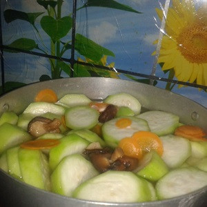 Đun sôi 700ml nước, cho tôm khô vào.