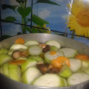 Đun sôi 700ml nước, cho tôm khô vào.