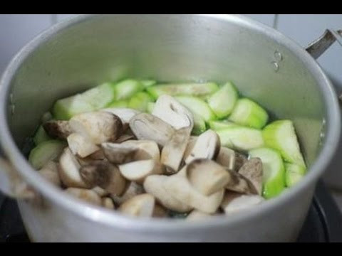 Để chế biến món canh này, trước tiên bạn cần bỏ gốc nấm rơm, ngâm nước muối loãng 5 phút, sau đó rửa sạch; Mướp bào vỏ, rửa sạch rồi thái xéo.