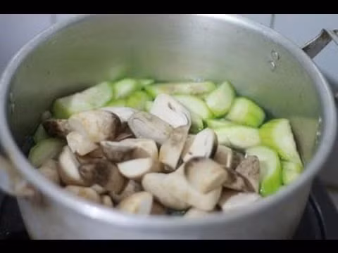 Để chế biến món canh này, trước tiên bạn cần bỏ gốc nấm rơm, ngâm nước muối loãng 5 phút, sau đó rửa sạch; Mướp bào vỏ, rửa sạch rồi thái xéo.