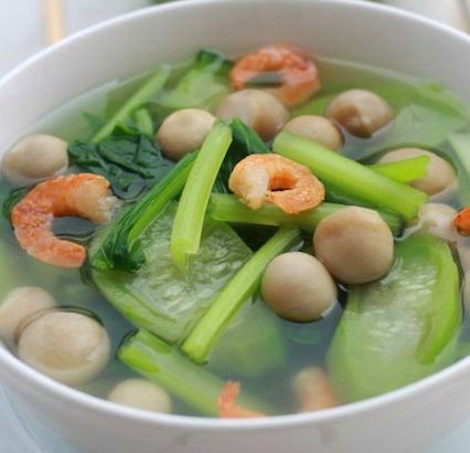 Tiếp theo cho cải ngọt và mướp vào. Nêm gia vị vừa ăn, khi các nguyên liệu trong nồi chín thì tắt bếp, múc canh ra bát thưởng thức cùng cơm.