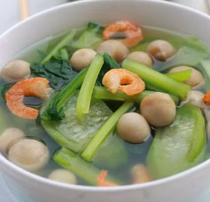 Tiếp theo cho cải ngọt và mướp vào. Nêm gia vị vừa ăn, khi các nguyên liệu trong nồi chín thì tắt bếp, múc canh ra bát thưởng thức cùng cơm.