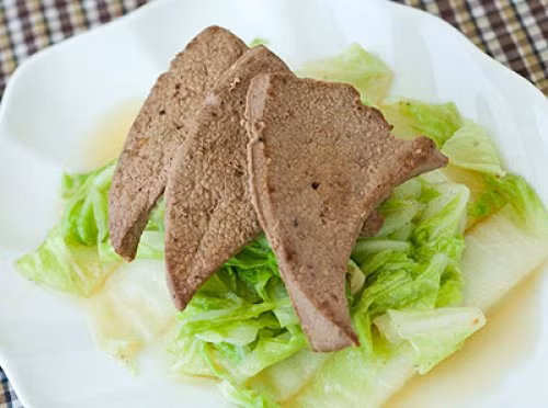 Gan. Gan rất giàu vitamin A, một chất tăng cường tuyến giáp quan trọng nhất và mạnh nhất trong toàn bộ chất dinh dưỡng. Vitamin A đóng một vai trò quan trọng trong việc phục hồi sức khỏe tuyến giáp. Một người nên bổ sung 25.000 IU vitamin A mỗi ngày để tăng lượng hormone tuyến giáp và giảm lượng TSH để cải thiện chức năng tuyến giáp.