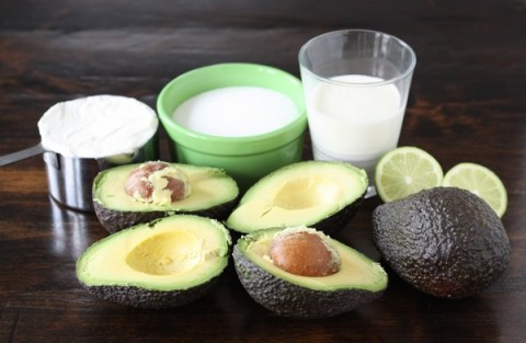 Nguyên liệu làm kem bơ sữa chua gồm có: 200gr sữa chua (tương đương 2 hũ) + Máy xay sinh tố; 200ml sữa tươi nguyên kem + Khuôn kem que; 400gr bơ sáp (tính thịt quả đã bỏ hột và vỏ) hay 2 quả to + Cân; Vài lát bơ để trang trí; Đường vừa ăn.