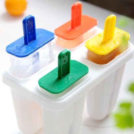 Bước 3: Tráng lòng khuôn kem bằng nước đun sôi để nguội rồi bỏ vào ngăn đá giữ lạnh trước ít nhất 1 giờ. Lớp nước đông đá này sẽ giúp que kem của bạn sau này khi lấy ra mịn mặt và không bị dính.