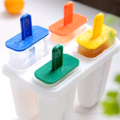 Bước 3: Tráng lòng khuôn kem bằng nước đun sôi để nguội rồi bỏ vào ngăn đá giữ lạnh trước ít nhất 1 giờ. Lớp nước đông đá này sẽ giúp que kem của bạn sau này khi lấy ra mịn mặt và không bị dính.