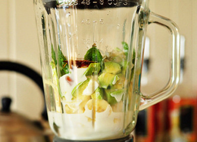 Bước 4: Cho 1 hũ sữa chua (hũ giữ mát) vào cối máy xay, tiếp đó thêm 400gr bơ cắt miếng, 200ml sữa tươi nguyên kem và vài thìa đường vào xay nhuyễn. Lượng đường các bạn thêm tùy ý theo khẩu vị thích ngọt nhiều hay ít.