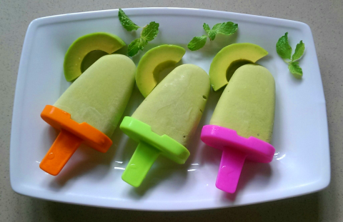 Bước 7: Cất các khuôn kem vào ngăn đá ít nhất 3 giờ để hỗn hợp kem thực sự đông cứng.