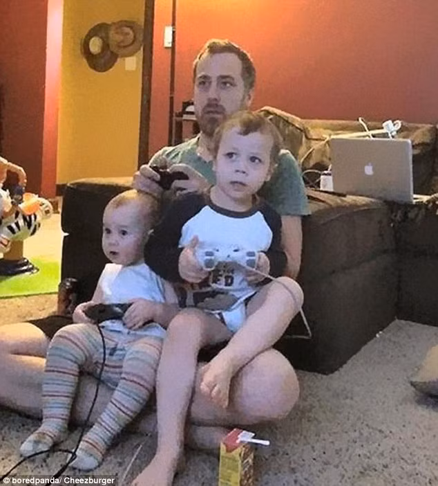 Nhìn qua cứ tưởng 3 bố con đang cùng chơi game, nhưng thực tế ông bố đã rút dây cắm điều khiển của 2 con.