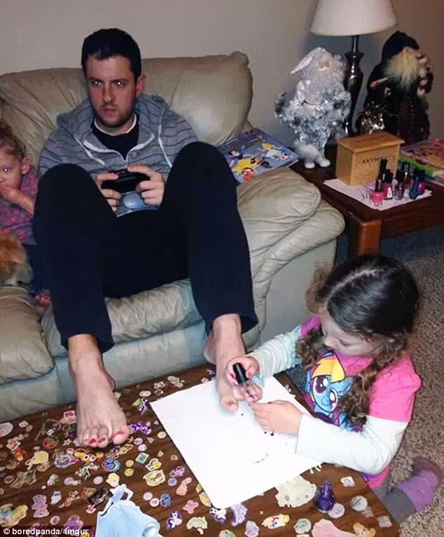 Con cứ việc tô móng chân cho bố, bố còn bận chơi game.