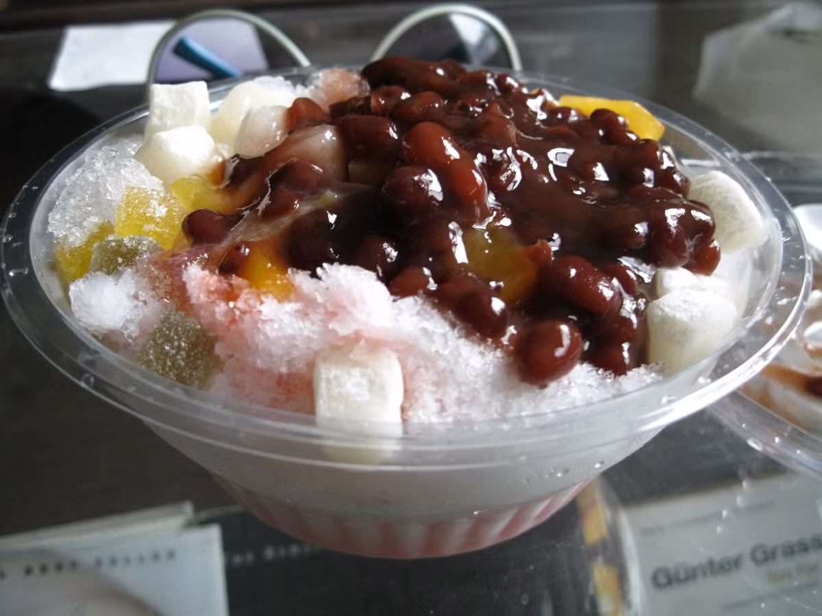 Ban đầu, món patbingsu xuất hiện từ thời đại Josean, sau đó người Hàn cải biên món cháo đậu đỏ truyền thống cho phù hợp với khí hậu nóng bức ngày hè bằng cách…trộn sốt đậu ngọt với tuyết vụn.