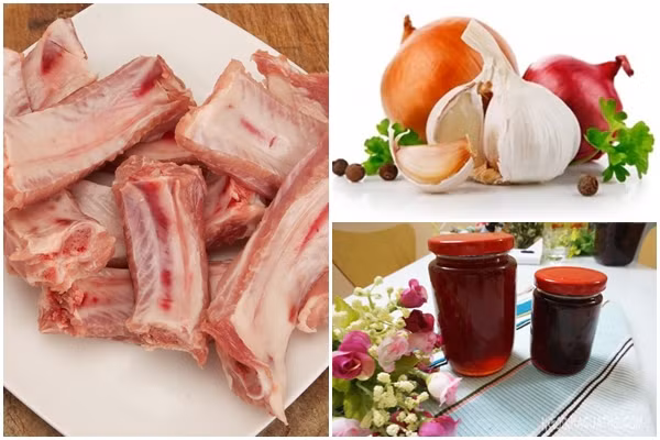 Nguyên liệu cần có cho món sườn non sốt mận gồm: Sườn non: 500 g; Ớt chuông (xanh, đỏ, vàng): mỗi loại 1/2 trái; Hành tây: ½ củ; 1 nhánh gừng nhỏ, 1 thìa nhỏ gừng băm; Hành tím: 3 củ, tỏi: 1 củ; Siro mận.