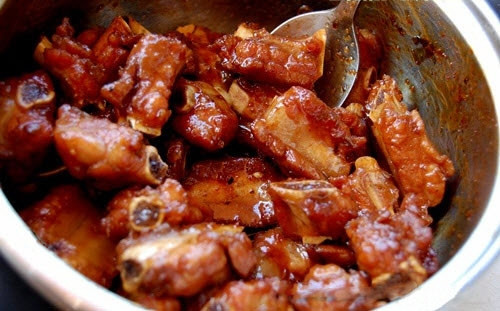 Lấy 1/2 bát con nước luộc sườn pha với siro sốt mận, gia vị mắm, đường (tùy khẩu vị gia đình bạn tùy chỉnh, bạn nào ăn cay có thể cho thêm ớt). Cho hành tỏi còn lại vào phi thơm. Đổ sốt vào đun sôi, từ từ cho sườn vào đảo đều cho sườn ngấm đủ sốt đến khi cạn nước sốt bám đều vào sườn tạo ra màu cánh gián óng là được nhé.