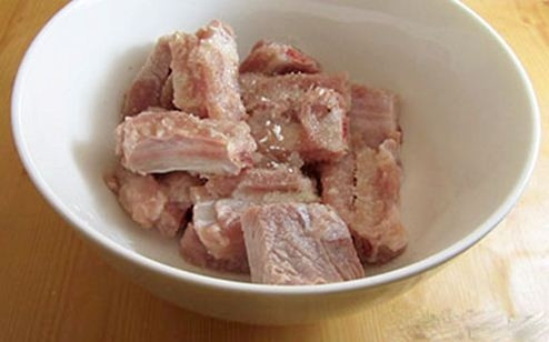 Sau đó, vớt sườn ra cho ráo rồi ướp với gia vị 1 thìa cafe tiêu, 1 thìa cafe hạt nêm khoảng 15 phút cho ngấm. Cho sườn vào nồi (chảo) đổ nước sấp mặt sườn. Đun lửa to cho đến khi cạn còn lưng bát con nước. Gắp sườn ra đĩa, giữ lại nước luộc sườn.