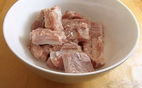 Sau đó, vớt sườn ra cho ráo rồi ướp với gia vị 1 thìa cafe tiêu, 1 thìa cafe hạt nêm khoảng 15 phút cho ngấm. Cho sườn vào nồi (chảo) đổ nước sấp mặt sườn. Đun lửa to cho đến khi cạn còn lưng bát con nước. Gắp sườn ra đĩa, giữ lại nước luộc sườn.