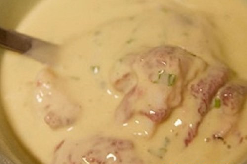 Khi sườn đã ráo bớt nước. cho bột năng vào đảo đều. nên chia bột ra làm 2 lần đảo, như vậy sườn sẽ bám được bột năng nhiều hơn. Bắc chảo đun nóng dầu rồi cho sườn vào chiên vàng 2 mặt.