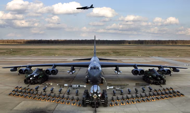 3. Boeing B-52 ra mắt vào năm 1962. Máy bay có thể mang nhiều thứ, từ tên lửa hành trình hạt nhân, tên lửa chống hạm, đến bom thông thường.