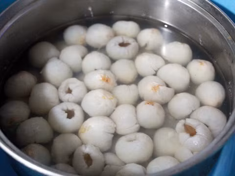 Đun sôi khoảng 5 – 8 phút rồi tắt bếp, để nguội rồi đổ vào lọ.