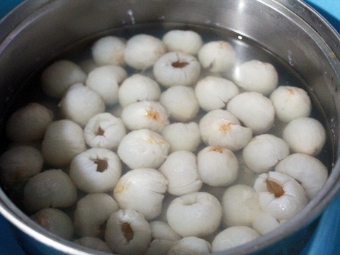 Đun sôi khoảng 5 – 8 phút rồi tắt bếp, để nguội rồi đổ vào lọ.