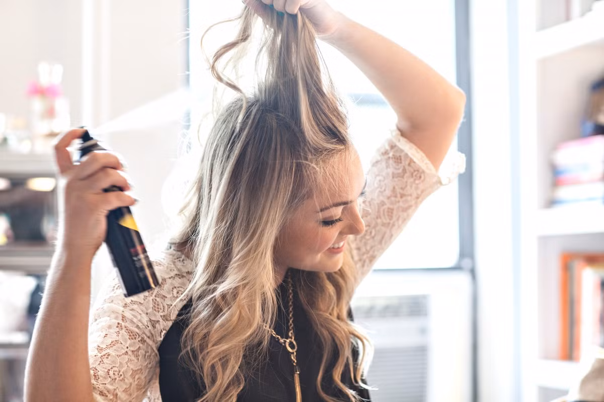  Dầu gội khô là sản phẩm đang tạo nên xu hướng trong cộng đồng mê làm đẹp vài năm gần đây. Sản phẩm này là cứu cánh tuyệt vời đối với những cô nàng tóc dầu. Thậm chí, một số người còn bị phụ thuộc vào dầu gội khô.