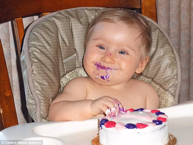 Thoát vị não là một dị tật bẩm sinh hiếm gặp, thuộc dị tật ống thần kinh, do phản ứng tổng hợp xương bị thiếu, để lại khoảng cách mà một phần não bộ nhô ra từ đó. Trong một số trường hợp, dịch tuỷ não hoặc màng bao phủ não cũng có thể nhô ra từ khoảng cách này.