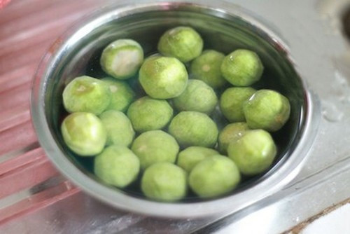 Sau đó đem ngâm sấu với nước hòa chút muối loãng để sấu không thâm trong khoảng 1h đồng đồ.