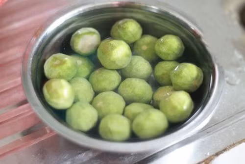 Sau đó đem ngâm sấu với nước hòa chút muối loãng để sấu không thâm trong khoảng 1h đồng đồ.