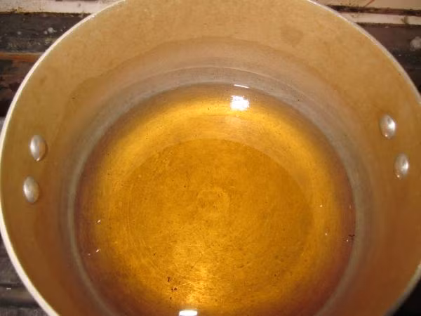 Bạn đổ 300ml nước mắm vào một cái nồi sạch, cho thêm thìa đường rồi đặt lên bếp đun cho sôi, rồi thả ớt và tỏi vào, bắc xuống để nguyên trong nồi hoặc đổ ra bát, đợi hỗn hợp nước mắm ớt tỏi thật nguội. Bạn để nước mắm nguội rồi chuyển qua bước tiếp theo.