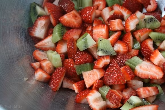 Các loại hoa quả khác bạn có thể cắt mỏng hoặc tỉa hình để trang trí. Bánh nếp cắt miếng.