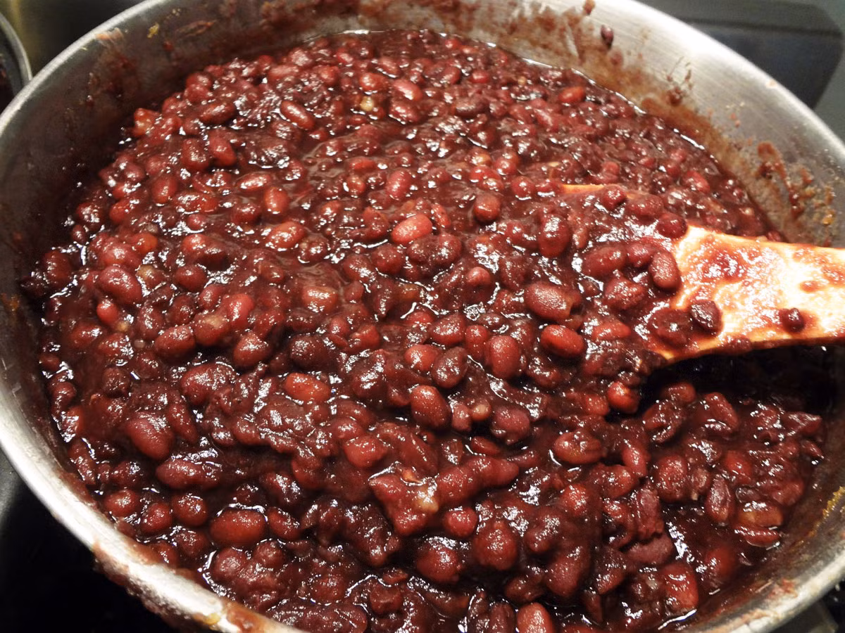 Bước 1: cho đậu đỏ vào nồi, đổ nước vừa ngập đậu, cho thêm 1 muỗng đường rồi ninh nhừ đậu khoảng 20 phút sao cho nước vừa đủ cạn tạo hỗn hợp hơi sền sệt. Sau đó, tắt bếp, để nguội và đặt phần đậu hầm này vào tủ lạnh.