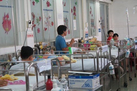 Viêm phế quản, viêm phổi. Trả lời trên báo Tri Thức Trực Tuyến, Đại tá, bác sĩ Phạm Văn Tiến - Trưởng khoa cấp cứu Bệnh viện 103 - khuyến cáo sự thay đổi nhiệt độ từ nóng sang lạnh, từ độ ẩm thấp sang độ ẩm cao sẽ ảnh hưởng trực tiếp tới đường thở. Đây là điều kiện cho các bệnh về đường hô hấp như ho, sổ mũi, nghẹt mũi, hen suyễn tái phát mạnh.