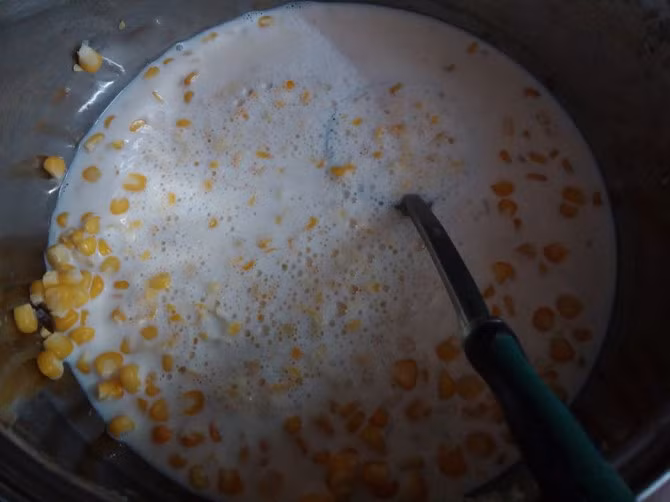 Bước 2 : Cho hỗn hợp sữa, vani, 3/4 lượng đường, ngô và cả ruột ngô vào luộc chung.